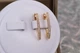Серьги Xuping Jewelry дорожки стрела с камешками на передней и задней стенке 2.4 см золотистые - изображение 2