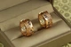 Серьги кольца Хuping Jewelry широкие колечки с греческим рисунком и синими камнями 2 см золотистые - изображение 3