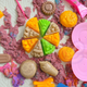 Zestaw Woopie Piasek kinetyczny 6 Kolorów 1.2 kg + Restauracja stolik z foremkami 54795 (5906280654795) - obraz 2