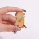 Значок (пин) BROCHE брошь бижутерия Животные Капибара с букетом коричневый BRGV114579 - изображение 4