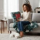 Мягкий теплый плед покрывало ARDESTO Christmas Flannel 160x200 см рождественский принт из 100% полиэстера плед для спальни детской и пикника Зеленый с рождественским принтом Елки - изображение 3