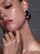 Хайлайтер для тела с блестками SHEGLAM Go Go Glow Highlighting Body Mist - Champagne Shimmer - изображение 2