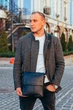 Мужская кожаная сумка через плечо 23×26×6 / мессенджер на два отделение под клапаном, черный цвет - изображение 6