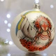 Новогодний шар на елку Santa Shop Берегиня с маками Белый/Красный 10 см (4820001112467) - изображение 4
