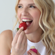 Бальзам для губ EOS Organic Lip Balm Wildberry Лісова ягода (7 г) - зображення 4
