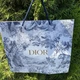 Пакет Dior белый с рисунком Toile de Jouy тигры и лес, золотая надпись, черные веревочные ручки, премиальный картонный пакет для - изображение 3