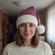 Рождественская женская шапка-колпак с помпоном, новогодняя шапка эльфа с люрексом, ручная работа от PRIGRIZ, белая фуксия - изображение 1