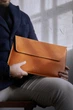 Чехол для ноутбука из винтажной кожи INCARNE Line для MacBook Air 13" 2016-2025 Коньяк - изображение 5