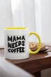 Чашка керамическая с принтом "Mama Needs Coffee" 330 мл для напитков белая с желтой ручкой на подарок маме - изображение 2