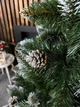 Искусственная заснеженная елка Гранделла высотой 2.3 м из ПВХ, роскошная новогодняя елка с густыми ветвями, шишками и пластиковой подставкой для дома Зеленый - изображение 3
