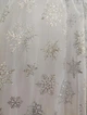 Праздничное платье снежинка для девочки с маленьким рукавчиком-крылышком 108 см блестящее бело-серебристое миди - изображение 6