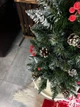 Искусственная елка Мирена высотой 0.9 м из ПВХ в круглом белом горшке пышная новогодняя елка с густыми ветвями, шишками и красной калиной для дома Зеленый - изображение 4