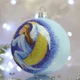 Ялинкова іграшка новорічна куля Santa Shop Янгол на місяці Блакитний 10 см (4820001106756) - зображення 3