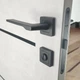 Комплект дверной ручки для межкомнатных дверей на розетке с замком и защёлкой TRION ELECTRA AL-74 Black черный - изображение 2