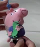 Плюшевая игрушка Брелок-игрушка Свинка Джордж с динозавром 11 см Peppa из семьи Пеппа с голограммой Синий - изображение 2