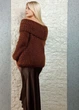 Светр фактурної в’язки з широкою горловиною коричневий Italy Moda M-XL 22-026 - изображение 4
