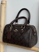 Сумка жіноча Mini Rowan Crossbody In Signature шоколадне барило - зображення 3