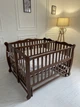 Дитяче ліжечко для двійні Goydalka Duo, відкидна/рухома боковина, фарбоване (Горіх) - зображення 2