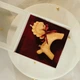 Аромасвеча "Коник ажурный", аромат "Banana bread (банановый хлеб)", на красной подложке, 90 г. - изображение 2