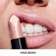 Зволожувальна мерехтлива губна помада Avon «Ультра» відтінок "Сяйво недосяжності" (High beam) 3,6 г - изображение 2