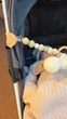 Подвеска растяжка в коляску Chickabiddy, на клипсах, вязанный Утёнок, развитие мелкой моторики малыша, тактильный тренажер игрушка погремушка - изображение 6