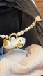 Подвеска растяжка в коляску Chickabiddy, на клипсах, вязанный Утёнок, развитие мелкой моторики малыша, тактильный тренажер игрушка погремушка - изображение 8