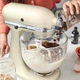 Кухонный комбайн KitchenAid Artisan 4,8 л 5KSM125EAC с откидным кремовым кремом. - изображение 6