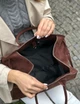 Сумка жіноча шопер з штучної замші містка повсякденна помістить А4 з екозамші коричнева - зображення 6