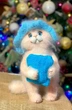 Пухнастий в язаний котик-сплюшка абрикосового кольору з гнучким тілом та блакитними очима, з лавандовою подушкою та у спальному ковпачку,совушка - изображение 5