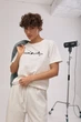 Однотонна футболка з вишитим написом колір молочний ONE SIZE FL_002929 - зображення 5