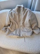 Бежевая двусторонняя зимняя женская куртка oversize широкого кроя теплая М - изображение 6