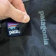 Сумка через плечо Patagonia водоотталкивающая патагония с логотипом акулы и шевроном черная - изображение 6