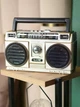 Портативный радиоприемник AM/FM/SW и MP3 работа от сети и аккумулятора с USB, SD, MICRO SD ретро радио колонка серый - изображение 8