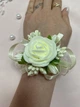 Бутоньєрка (браслет) з квітів на руку для дружки айворі - изображение 5