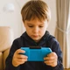 Портативная игровая консоль 8 bit ретро-приставка для путешествий с цветным дисплеем 2.4 дюйма аккумулятором 700 мАч и эргономичным корпусом Черная - изображение 2
