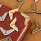 Металлические винтажные уголки для книг, блокнотов, альбомов, аксессуаров 1.4х2 см. 20 шт. Серебристый - изображение 7
