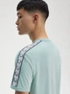 Футболка Fred Perry Taped Ringer Блакитна — розмір L - зображення 4