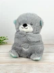 Мягкая игрушка дышащая выдра для сна сказочные сны выдрочка с мелодиями светом и реалистичными звуками дыхания и сопения как у младенца на подарок ночники для новорожденных детей серая - изображение 5