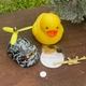Декоративная резиновая желтая утка для автомобиля на панель приборов в камуфляжном шлеме с декоративным оружием - изображение 2