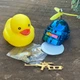 Декоративный аксессуар для авто в виде желтой резиновой утки с оружием в шлеме - изображение 2