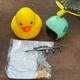 Аксесуар для салону автомобіля декоративна жовта качка на торпеду з зброєю - зображення 2