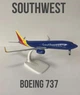 Модель літака Boeing 737 Southwest Airlines 1:300 металева лита колекційна модель пасажирського авіалайнера 20 см - зображення 1
