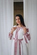 Біла лляна сукня-вишиванка MOTYV Тадея з червоно-чорним візерунком | Розмір 6XL - зображення 3
