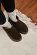 Жіночі короткі зимові уггі PARADIZE SHOES із темно-коричневої замші зі шкіряною окантовкою на високій підошві 40 розмір (устілка 26,1 см) - зображення 5