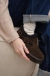 Женские короткие зимние угги PARADIZE SHOES из темно-коричневой замши с пряжками и черной меховой опушкой на высокой подошве 37 размер (стелька 24,1 см) - изображение 4