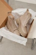 Женские зимние кожаные ботинки PARADIZE SHOES темно-бежевого цвета с боковой молнией и шнуровкой на высокой подошве 39 размер (стелька 25,5 см) - изображение 2