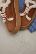 Женские короткие зимние угги PARADIZE SHOES из рыжей замши со шнуровкой и белой меховой опушкой на высокой подошве 36 размер (стелька 23,4 см) - изображение 4