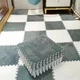 Плюшевый напольный коврик-пазл для малышей мягкий мат для игр и ползания 30×30 см 10 шт бело-серый - изображение 2
