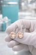 Серьги с большим круглым камнем с английской застежкой Люкс серебристого цвета EMMAYA - изображение 3