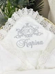 Утеплённая крыжма для девочки Family Tradition велюровая махра плюш с вышивкой и кружевом 100х100 см белая Кариночка - изображение 2
